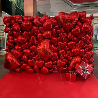 Фотозона, фотостена из красных фольгированных сердец