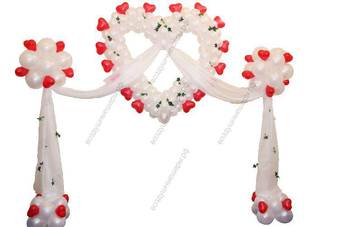 Сердце с сердечками и плющем с фатином и люстрами