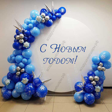 Круглая Новогодняя фотозона из сине- голубых шаров со снежинками