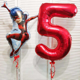 Цифра 5 красная на день рождение и фигура Леди Баг