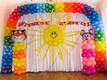 Солнце и радуга из шаров на выпускной в детском саду.