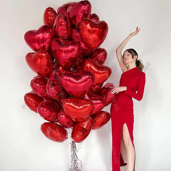 Шикарный букет из 35 красных фольгированных сердец