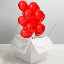 Коробка с красными шариками с гелием