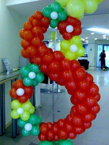 Большая плетная цифра 8 из шаров с ромашками