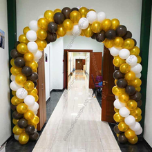 Арка трехцветная: черная золотая и белая в офисе