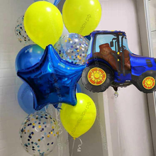 Подарок из желто-синих шаров ребенку с фигурой Трактор, синий с агатами и конфетти