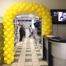 Желтая полуарка  в коридоре офиса