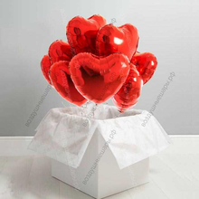 Коробка с красными фольгированными сердечками любимой