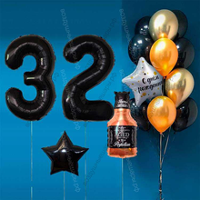 Оформление шарами на 32 года с бутылкой виски и черными цифрами Black Label