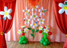 Композиция из воздушных шаров "Земляничный кустик"