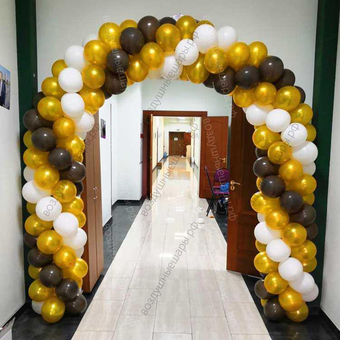 Арка трехцветная: черная золотая и белая в офисе