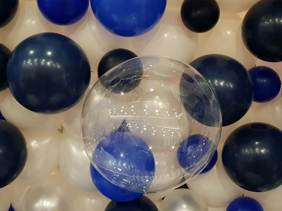 Фотозона из воздушных шаров прозрачный шар Баблз