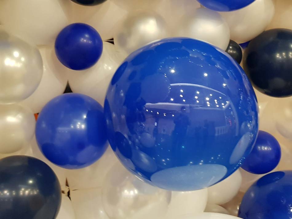 Фотозона из воздушных шаров синяя сфера