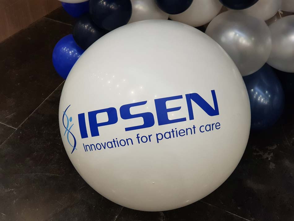 Фотозона из воздушных шаров шар с логотипом IPSEN