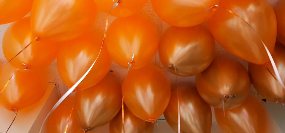 Оранжевые латексные шары под потолком