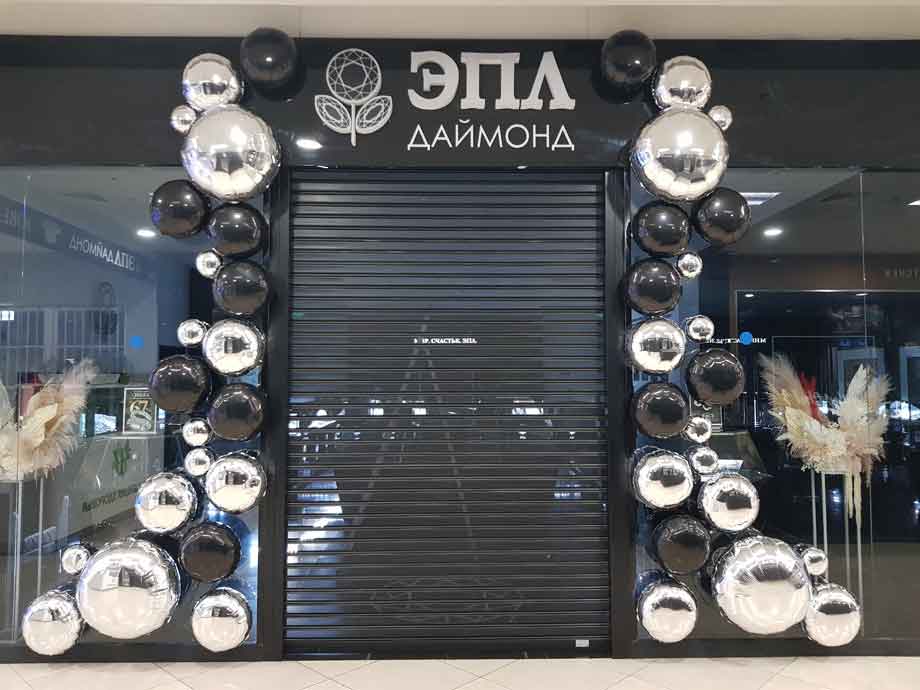 Оформление черно- белыми фольгированными шарами ювелирного магазина